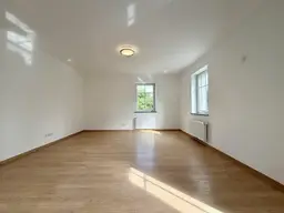 GROSSZÜGIGE, RENOVIERTE 4-ZIMMER-WOHNUNG IM ZWEIFAMILIENHAUS!