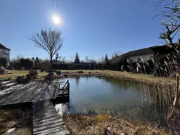Baugrundstück mit idyllischem Schwimmteich