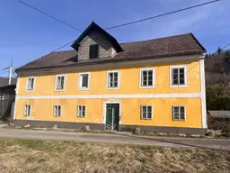 Stark sanierungsbedürftiges Haus