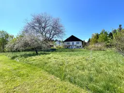 Ruhiges Grundstück mit Altbestand