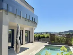 Zuhause ankommen: Traumhaus mit Salzwasserpool und moderner Gartengestaltung.
