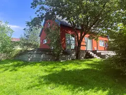 Charmantes Haus inmitten einer Gartenidylle