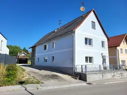 Sanierungsbedürftiges Wohnhaus mit schönem Garten