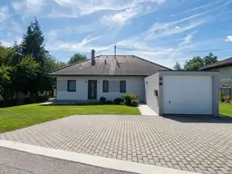 Neuwertiger Bungalow mit großem Grundstück