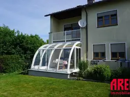 Vollunterkellertes Wohnhaus mit Wintergarten, Garage, Carport am Stadtrand