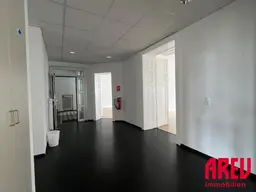 ARBEITEN IM KLIMATISIERTEN BÜRO IN DER COULINSTRASSE - B04