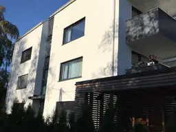 Neuwertige 3-Zimmer-Eigentumswohnung mit PKW-Stellplatz in zentraler Lage