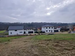 TOLLER AUSBLICK IN RUHIGER WOHNLAGE FÜR IHR PRIVATES EINFAMILIENHAUS MIT BAUZWANG