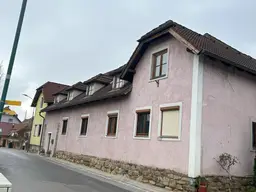 GROSSZÜGIGES LANDHAUS MIT KLEINER HALLE ALS WERKSTATT UND ABSTELLFLÄCHE SOWIE EIN EHEMALIGES HEURIGENLOKAL MIT VIEL POTENTIAL
