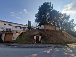 LIEBEVOLLES LANDHAUS MIT INNENHOF, WERKSTATT UND NEBENGEBÄUDEN IN PARADIESISCHER GRÜNLAGE