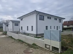 WOHNEN AN DEN DONAUAUEN UND AM WAGRAM: MODERN, MASSIV &amp; HOCHWERTIG WOHNEN IN DER WEINREGION WAGRAM MIT BESTER INFRASTRUKTUR UND VERKEHRSANBINDUNG