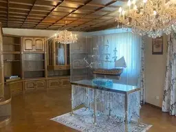 Schöner Wohnen mit vielen Garagen (Oldtimer?)