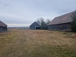 GROSSZÜGIGES LANDHAUS MIT GESCHLOSSENEM INNENHOF, WERKSTATT UND NEBENGEBÄUDEN IN PARADIESISCHER GRÜNRUHELAGE MIT MÖGLICHKEIT AUF STADEL UND KLEINE LANDWIRTSCHAFTLICHE FLÄCHE