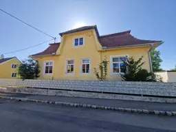 SANIERUNGSBEDÜRFTIGES, CHARMANTES LANDHAUS MIT TRAUMHAFTEM GARTEN IN ALLERBESTER, RUHIGER WOHN-, RUHE- UND ZENTRUMSLAGE VON MAISSAU