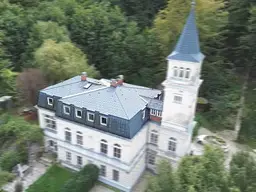 Exklusives Dachgeschoß-Juwel in Turmvilla mit großem Gartenanteil