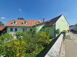 RARITÄT IN HOLLABRUNN: CHARMANTES, SANIERUNGSBEDÜRTIGES LANDHAUS MIT BAULANDRESERVE IN SEHR GUTER WOHNLAGE MIT HERRLICHEM GARTEN SAMT ALTBAUMBESTAND