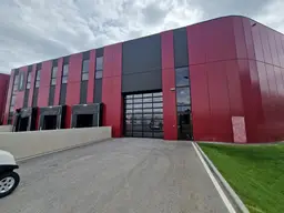 PRODUKTIONS- UND HALLENFLÄCHEN IN HOCHMODERNEM BUSINESSPARK SAMT DIREKTEM BAHNANSCHLUSS MITTEN IN DER STADT