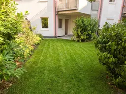 Barrierefreie Zweizimmerwohnung mit Eigengarten und Tiefgaragenstellplatz!
