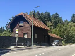 Charmantes Holzblockhaus in grüner Umgebung mit Nebengebäude