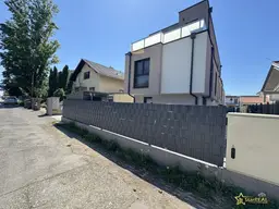 IN SCHLÜSSELFERTIGSTELLUNG! PRIMA WOHNLAGE NÄHE BADETEICH. 80m² SÜD-WEST-GARTEN. 5 ZIMMER, 2 BÄDER, 3 WC´s. PROVISIONSFREI.