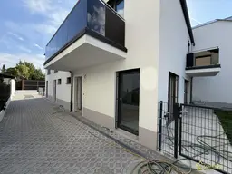 ÜBERGABE ZEITNAH! NEUBAU IN ZENTRUMSNÄHE! 5 ZIMMER-ZIEGELHAUS MIT 2 BÄDERN UND 3 WC´S.