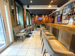 Kernsaniertes Kaffeehaus mit Gastgarten direkt auf der Wattgasse – 87m² Gesamtfläche