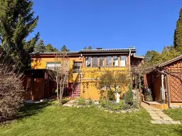 Rückzugsort im Grünen: Haus mit Wintergarten auf Pachtgrund