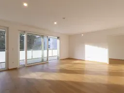 Gut aufgeteilte Praxisräumlichkeiten mit westseitigem Balkon, Eigengarten und PKW-Stellplatz