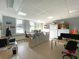 Moderne Bürofläche nahe Flughafen und Autobahn