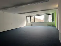 Großzügig geschnittenes Büro für Kleinunternehmen