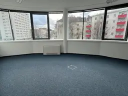 Praktisch aufgeteiltes Büro mit großem Besprechungsraum
