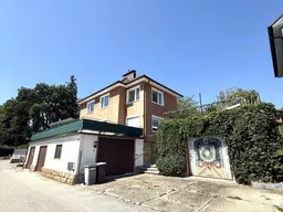 RUHIGE 74 m² 3-ZIMMER-WOHNUNG IM OBERGESCHOSS EINES ZWEIFAMILIENHAUSES MIT GARTENFLÄCHE, ABSTELLRAUM &amp; PARKPLATZ ZU MIETEN!