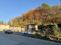 BAUGRUNDSTÜCK MIT BEWILLIGTEM HAUSPROJEKT IN BREITENFURT BEI WIEN (HOCHROTERD!) – 592 m²