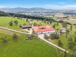 FÜR PFERDE-LIEBHABER!Traditioneller Vierkanthof mit 6 Boxen