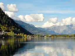 Lichtdurchfluteter Traum mit umlaufender Terrasse und Blick auf den See