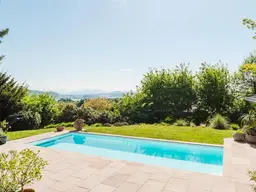 Wohnen mit Weitblick – Traumhafte Villa mit Pool, Nähe Mattsee