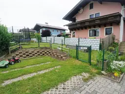 Bezaubernde 3 Zimmerwohnung mit Balkon, Garten und 2 Parkplätzen