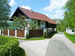 Bauernhaus mit Nebengebäude und Feldern in Durchham