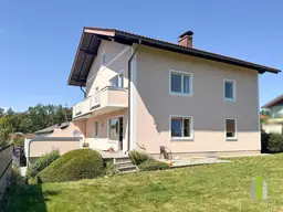 Attraktives Zweifamilienhaus in Elixhausen