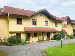 FAMILIENFREUNDLICHES REIHENHAUS AM GRÜNLAND
