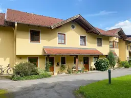 FAMILIENFREUNDLICHES REIHENHAUS AM GRÜNLAND