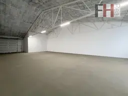 220m² große Lagerhalle, Raumhöhe 4m, großes elektrisches Einfahrtstor, am Ortsrand von Gablitz!