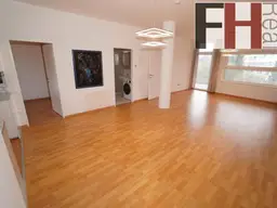 Helles, modernes Apartment mit großer Loggia und Parkplätzen