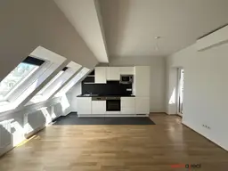 UNBEFRISTET - helle 2,5-Zimmer Dachgeschosswohnung mit Wohnküche, Schrankraum, 26 m2 Dachterrasse und Kellerabteil nahe Schönbrunn