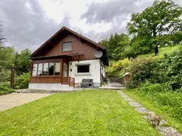 Einfamilienhaus auf 2815 m2 Grund, indyllisch gelegen mit herrlichem Fernblick: Wohnebene + Dachboden, Kellerhaus, Garage, Erd-Weinkeller, Schrägaufzug, am Ortsrand Kirchstetten, Nähe A1 + Westbahn, ca. 50 min. nach Wien!