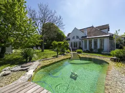 Mediterranes Wohngefühl im Weinviertel – Traumhaus mit Naturpool &amp; Weitblick