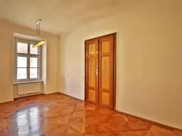 Große, wunderschöne Altbau-Wohnung mit 8 Zimmern sucht einen neuen Eigentümer