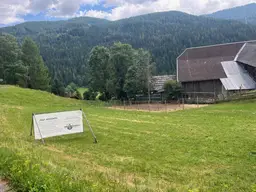 1000 m2 Grundstück mit eingereichtem Bauprojekt ( 3 Wohnung + 269 m2 Lagerhalle))