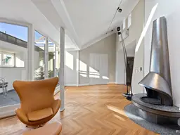 TRAUMHAFTE DACHGESCHOSSWOHNUNG BEI DER VOTIVKIRCHE - GENERALSANIERT