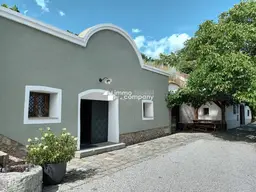 Weinkeller mit Haus